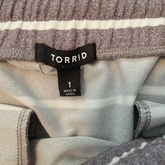 torrid Grey & White Striped Shirt - Size 1 (14/16) - Picture 6 of 7